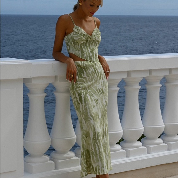 Elegant Green Maxi Dress - Picture 1 of 2